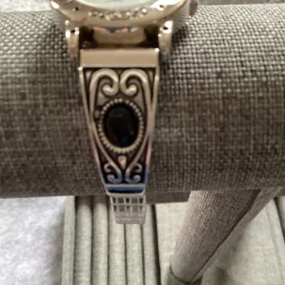 Elegant Silver and Black Women's Watch - Picture 3 of 6